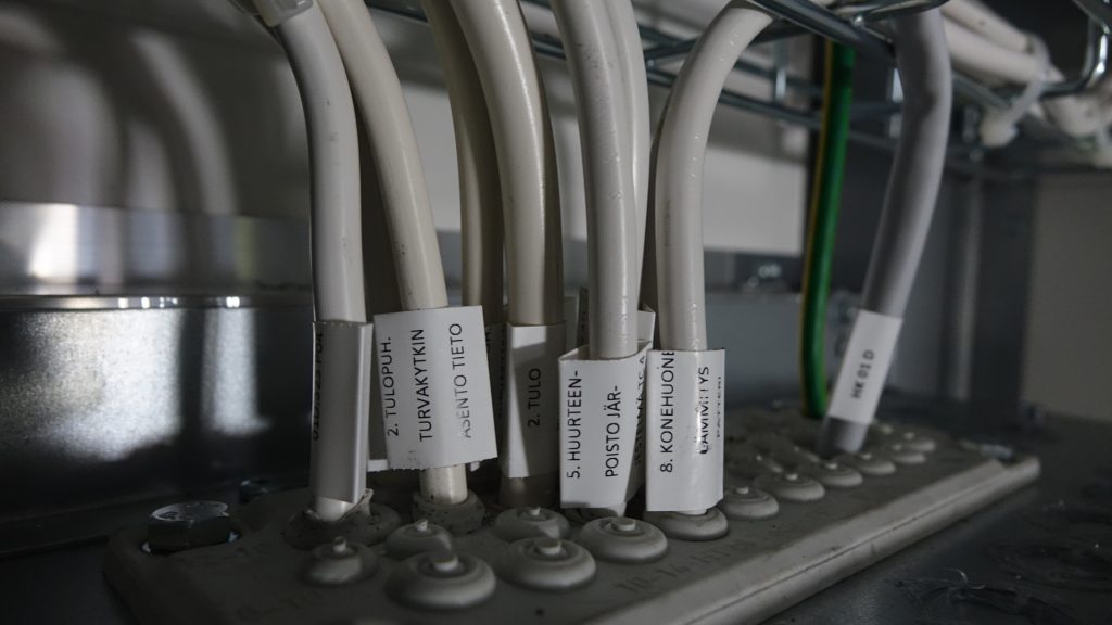 Huolellisesti tehdyt ilmanvaihtokoneen kaapelimerkinnät