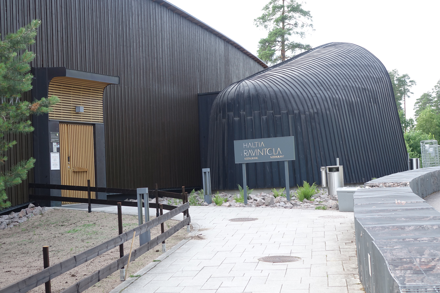 Haltia Suomen luontokeskus Nuuksio keittiön poistokone vesikatolle ja koteloidut ilmankäsittelykoneet